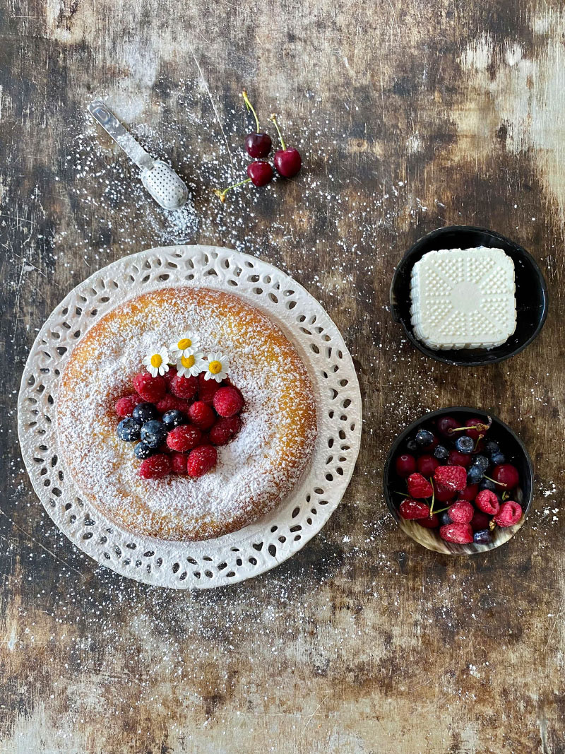 CIAMBELLA ALLA RICOTTA CASTELLAN CON COULIS DI FRUTTI ROSSI