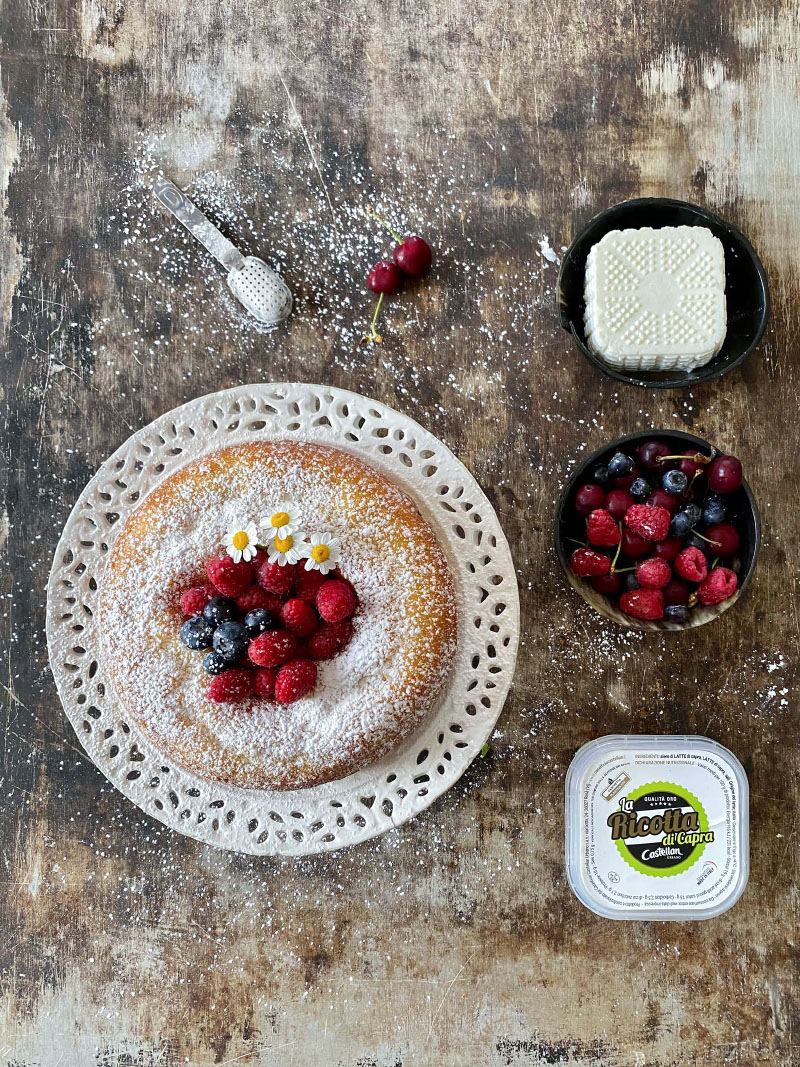 CIAMBELLA ALLA RICOTTA CASTELLAN CON COULIS DI FRUTTI ROSSI