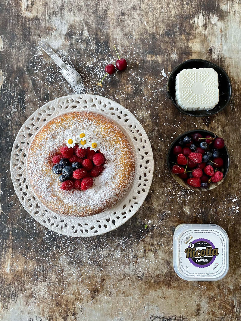 CIAMBELLA ALLA RICOTTA CASTELLAN CON COULIS DI FRUTTI ROSSI